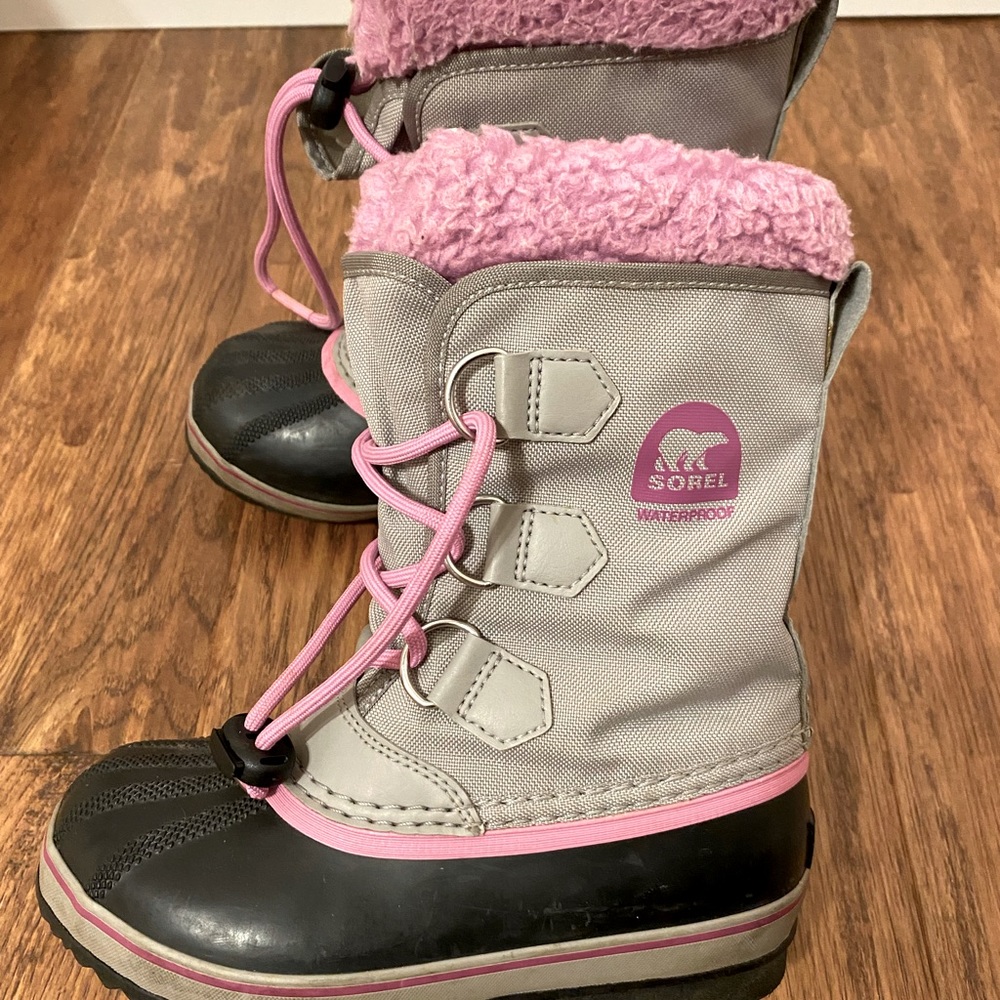 Sorel Yoot Pac grey and pink snow/rain boots sz 1